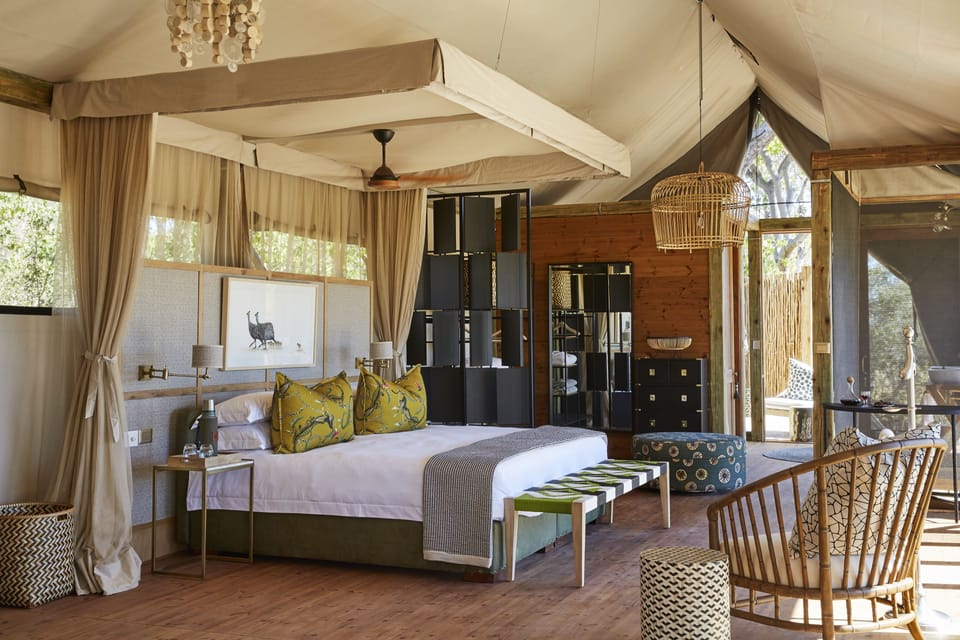 Standard Tent | Desk, bed sheets