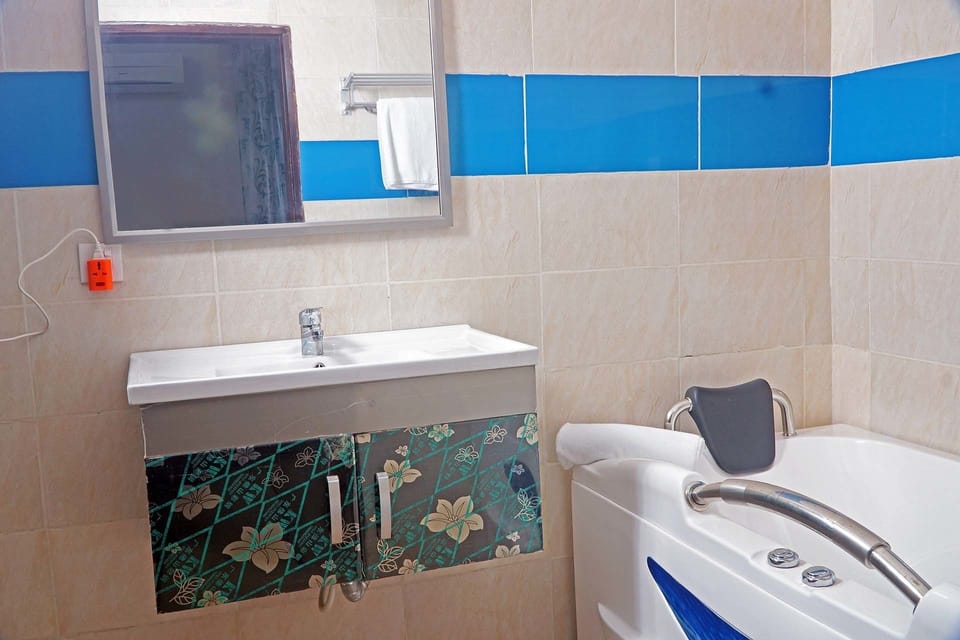 Bathtub, towels