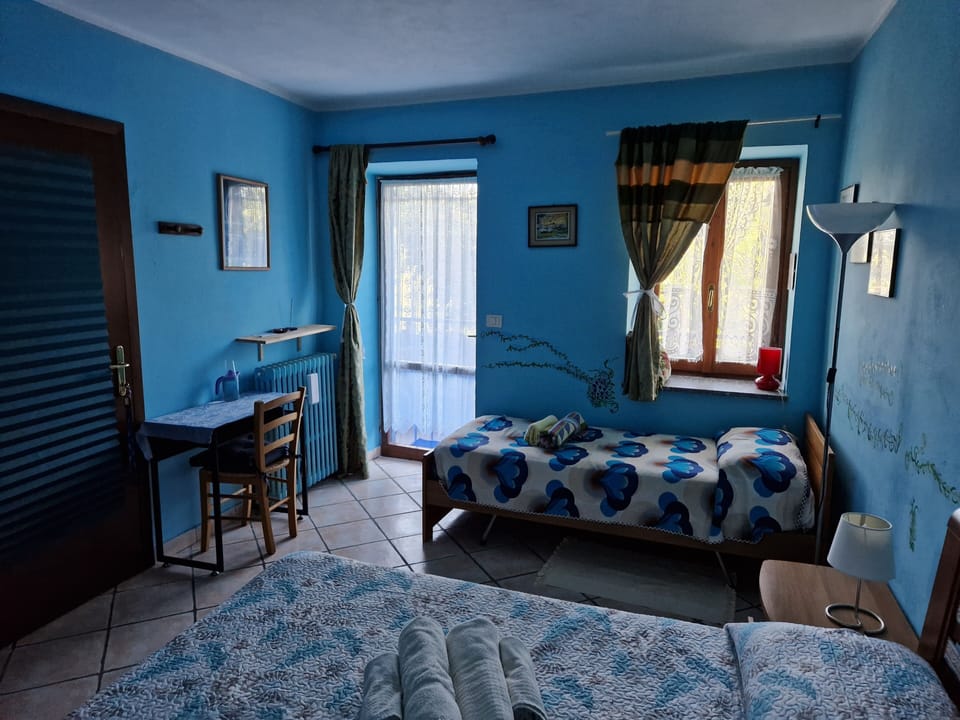 Standard Triple Room | Desk, blackout drapes, free WiFi, bed sheets