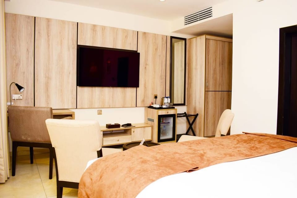 Deluxe Room | Minibar, individually decorated, individually furnished, desk