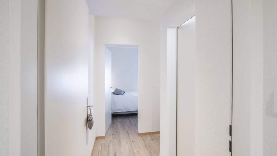 Apartment (Andy) | Desk, soundproofing, iron/ironing board, cribs/infant beds