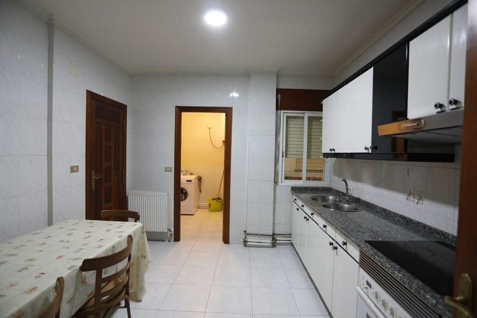 Family Apartment, 4 Bedrooms | Private kitchen