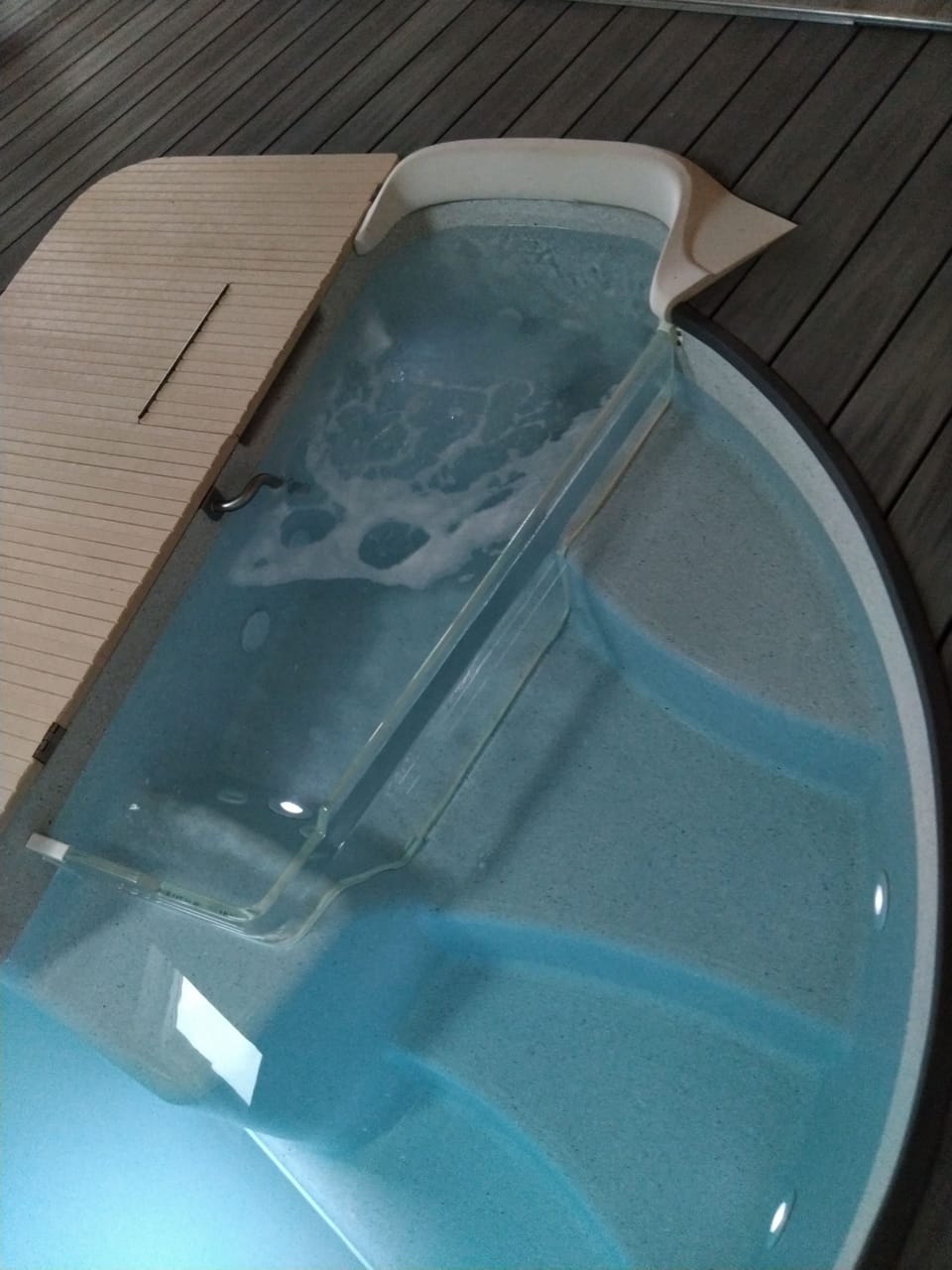 Indoor spa tub