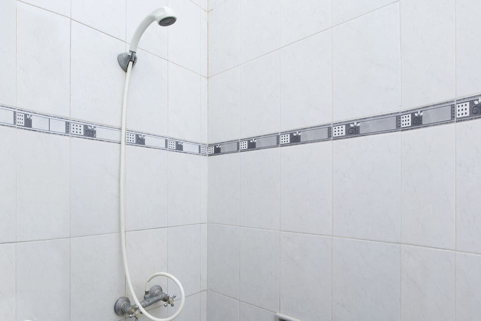 Standard Single Room | Bathroom | Shower, towels