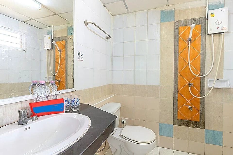 Standard Double Room | Bathroom | Shower, towels