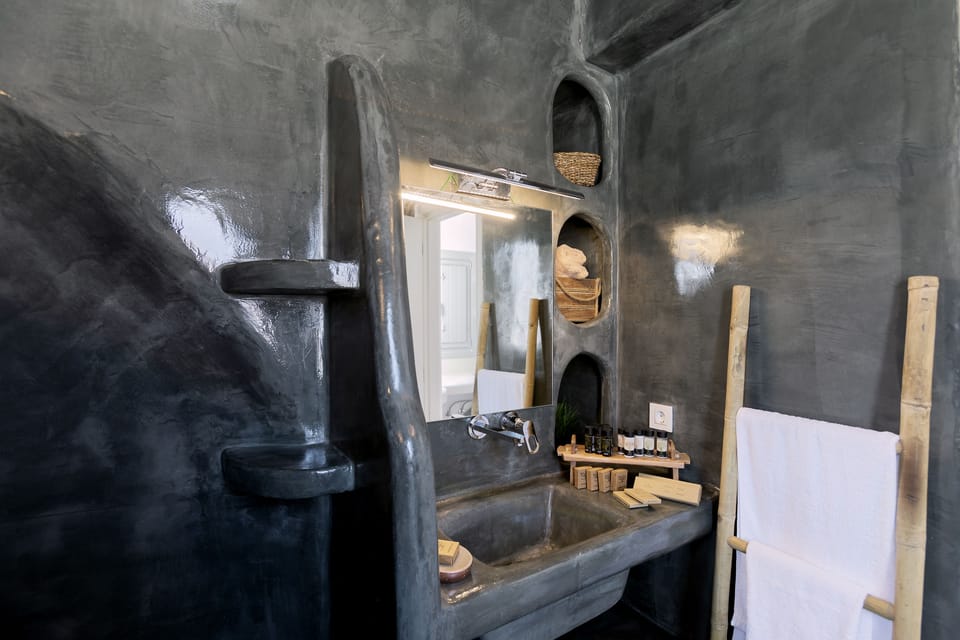 Deluxe Apartment | Bathroom | Shower, free toiletries, bathrobes, slippers