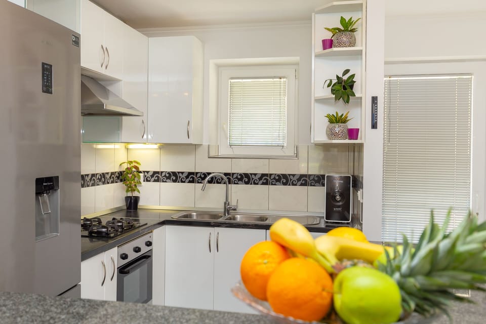 Coffee/tea maker, fridge, microwave, oven