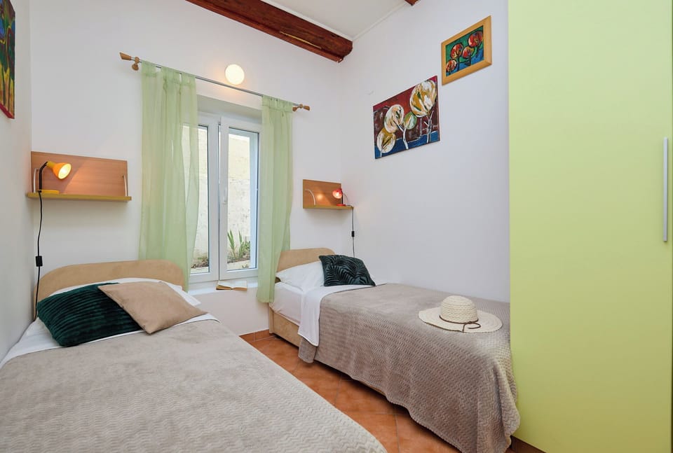 Apartment (2 Bedrooms) | 2 bedrooms, iron/ironing board, cribs (surcharge), WiFi (free)