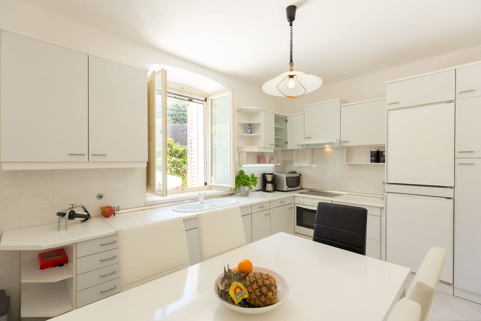 Traditional House, Terrace (3 Bedrooms) | Private kitchen | Full-size fridge, microwave, oven, stovetop