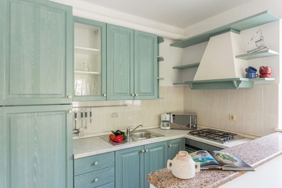 Villa (4 Bedrooms) | Private kitchen | Fridge, microwave, oven, stovetop