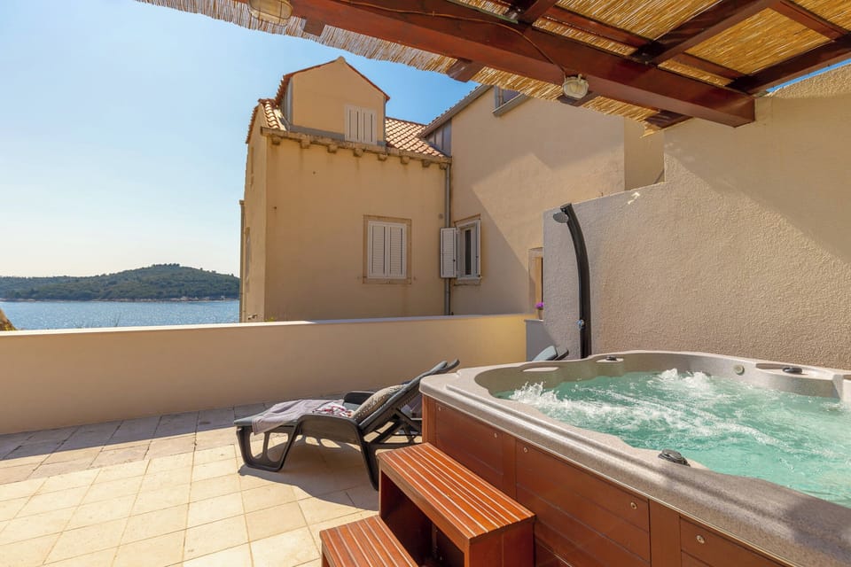 Apartment (3 Bedrooms) | Front of property