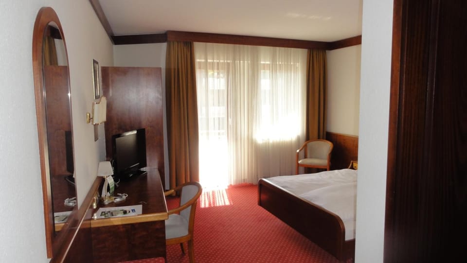Hypo-allergenic bedding, minibar, desk, free WiFi