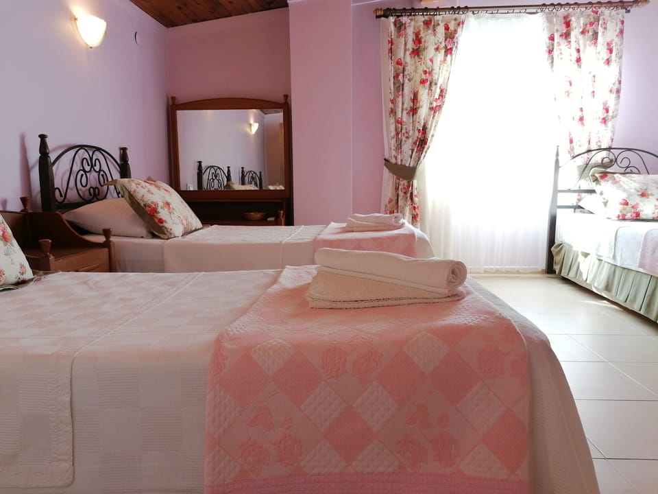 Triple Room | Soundproofing, free cribs/infant beds, free WiFi, bed sheets