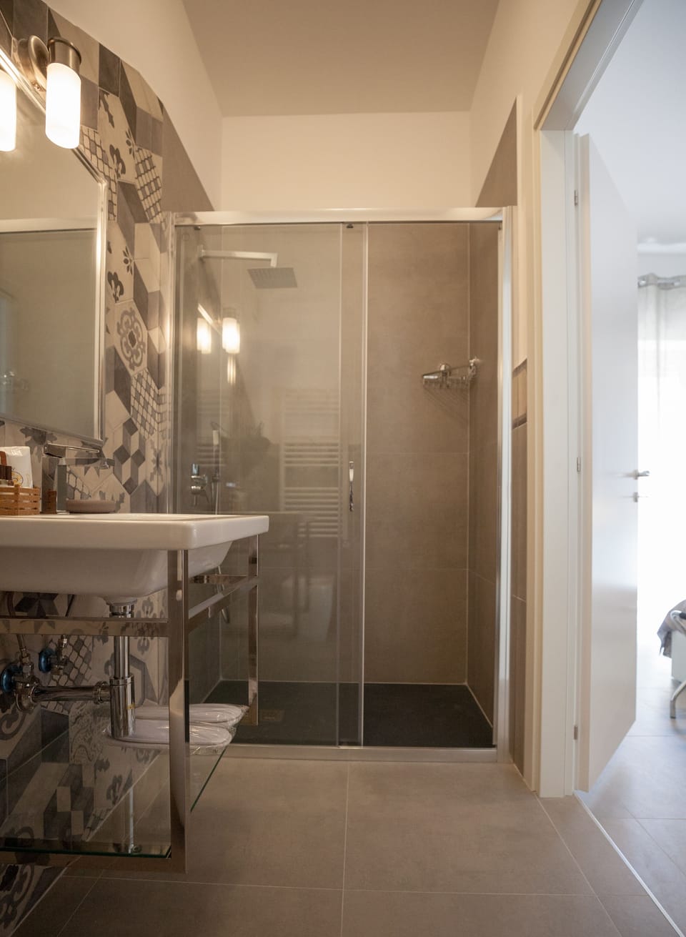 Double Room (Aria) | Bathroom | Shower, rainfall showerhead, free toiletries, hair dryer
