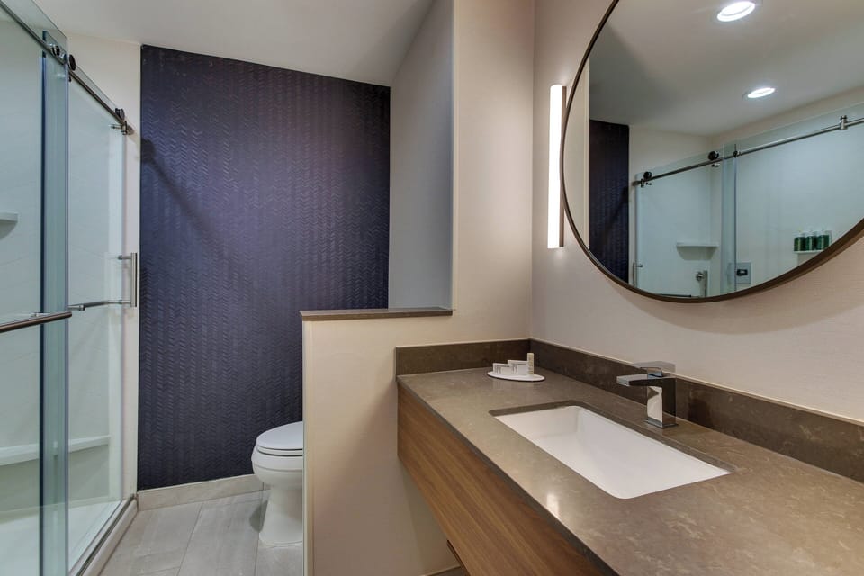 Combined shower/tub, free toiletries, hair dryer