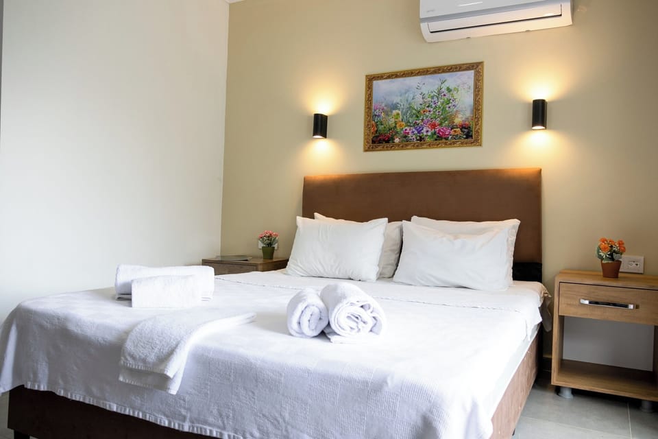Basic Triple Room, Multiple Beds, Pool View | Desk, free WiFi, bed sheets