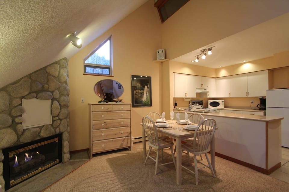 Superior Condo, 1 Bedroom, 2 Bathrooms | In-room dining