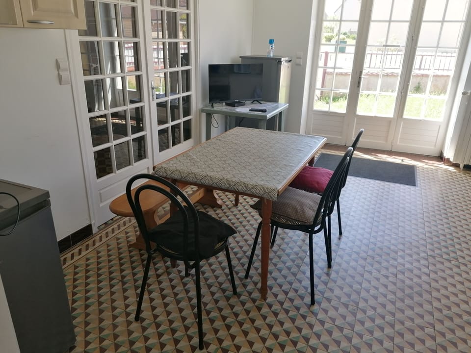 Caravan | Private kitchen | Fridge, microwave, stovetop, toaster