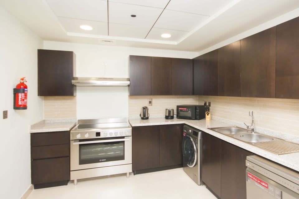 Luxury Apartment, 2 Bedrooms, Sea View (Palm View) | Private kitchen | Fridge, microwave, oven, stovetop