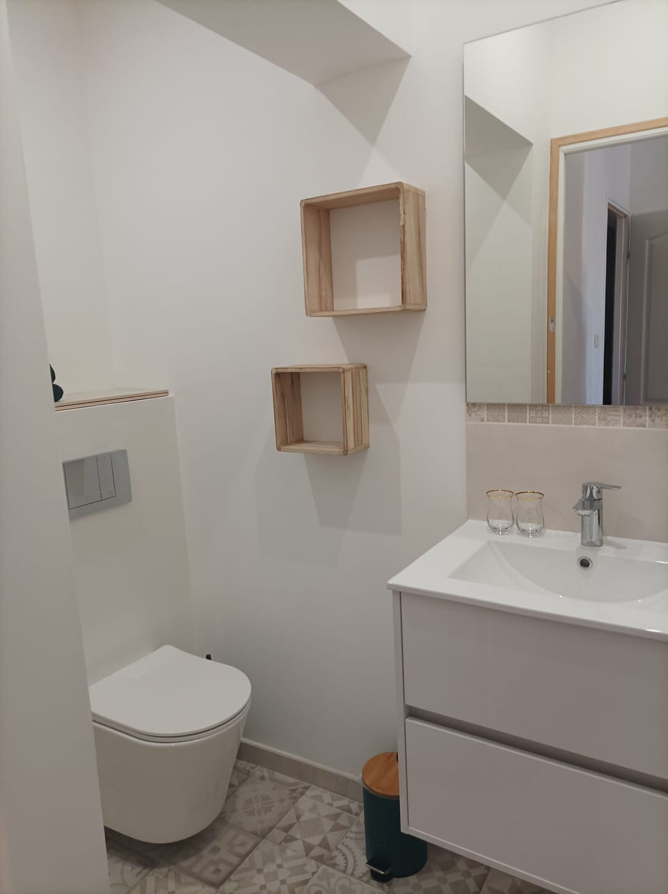 Classic Double Room, Private Bathroom | Bathroom | Shower, towels