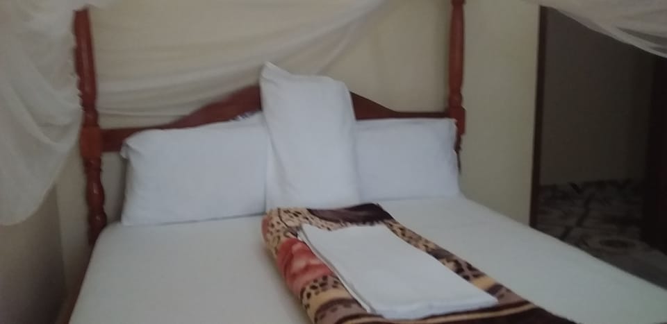 Double Room | Desk, bed sheets