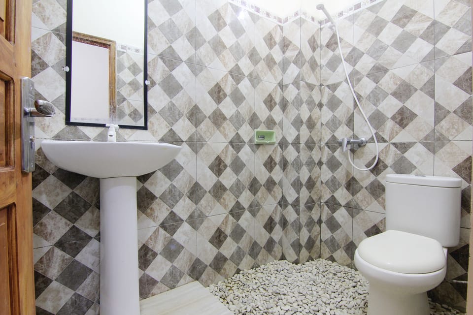 Superior Room | Bathroom | Shower, towels