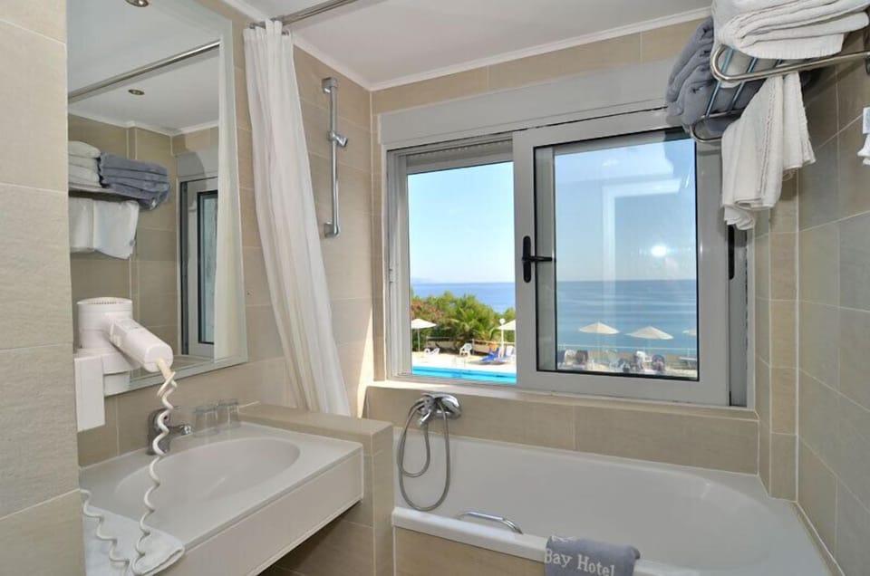 Apartment, 1 Bedroom, Sea View | Bathroom | Combined shower/tub, free toiletries, hair dryer, towels