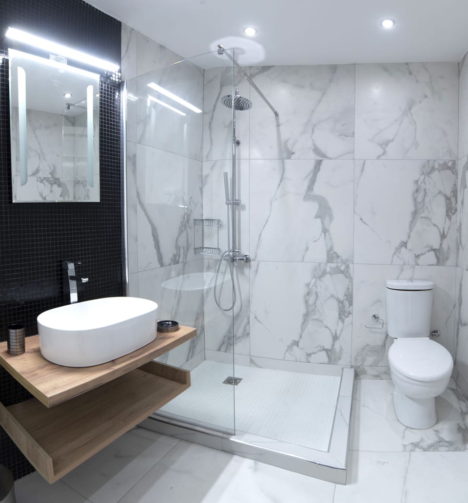 Executive Suite, Balcony | Bathroom | Shower, free toiletries, hair dryer, bathrobes