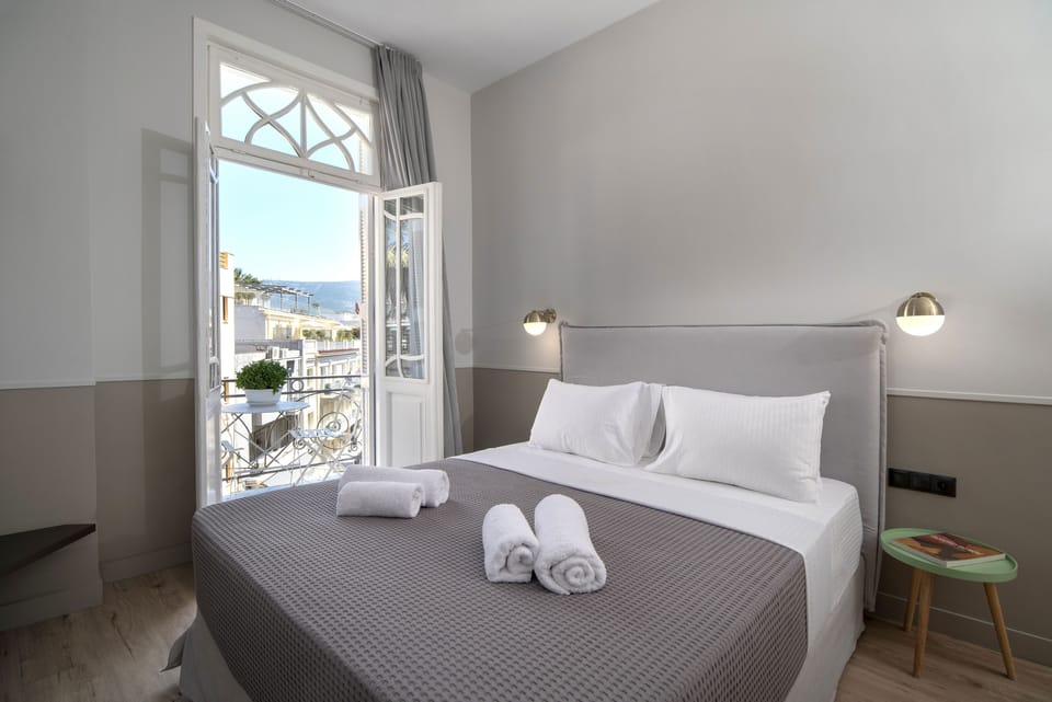 Executive Suite, Balcony | Premium bedding, minibar, in-room safe, desk