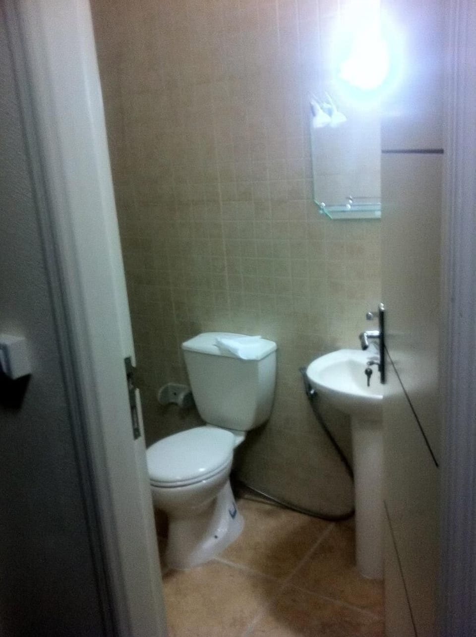 Standard Twin Room | Bathroom | Shower, free toiletries, towels