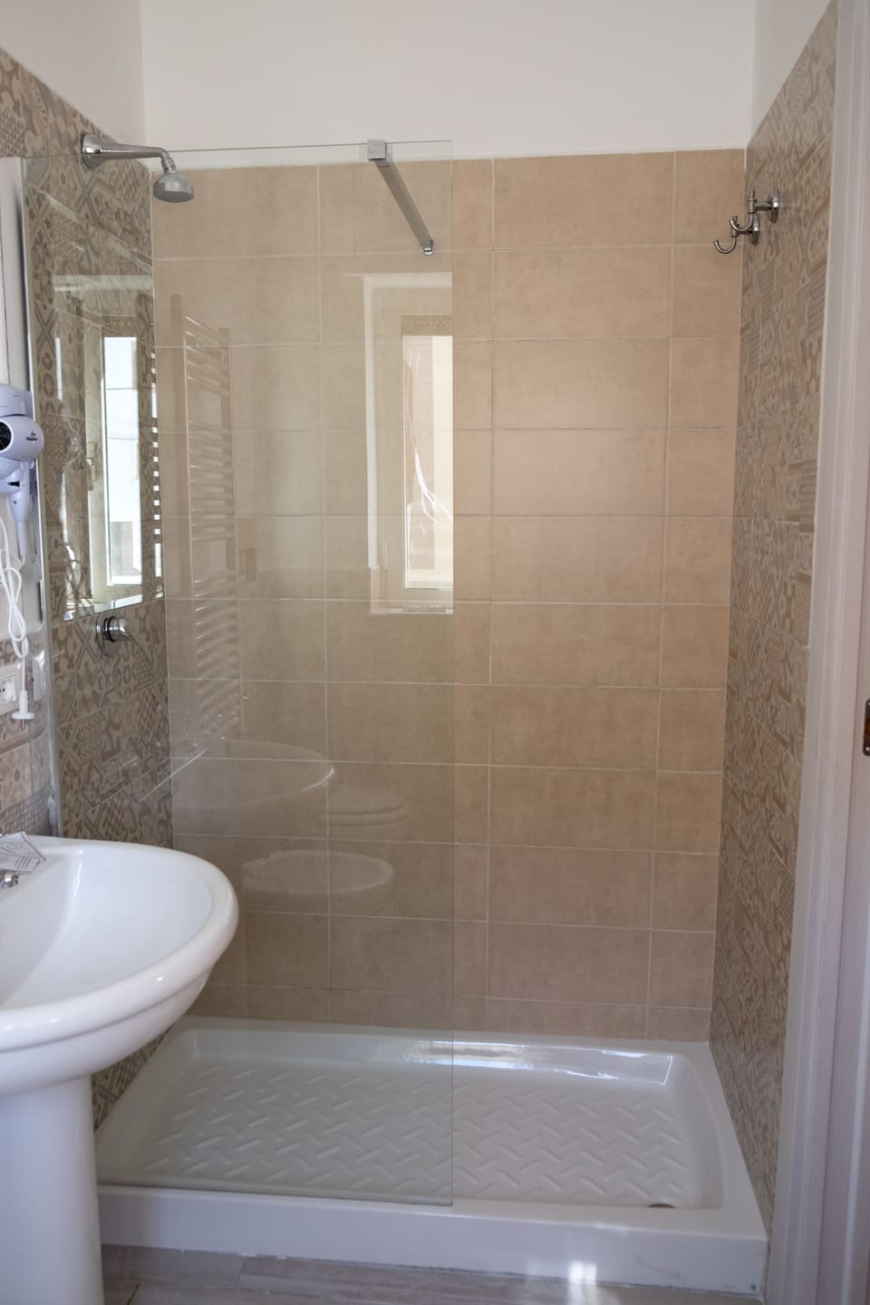 Double Room | Bathroom | Shower, rainfall showerhead, free toiletries, hair dryer