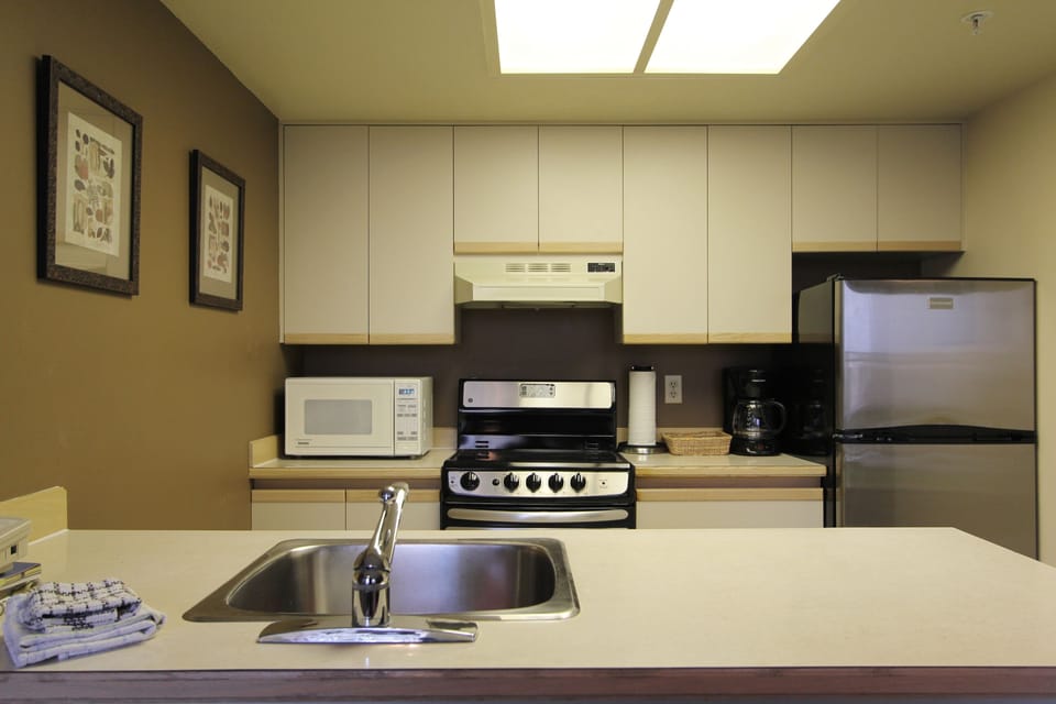 Standard Condo, 1 Bedroom, Ground Floor | Private kitchen | Full-size fridge, microwave, oven, stovetop