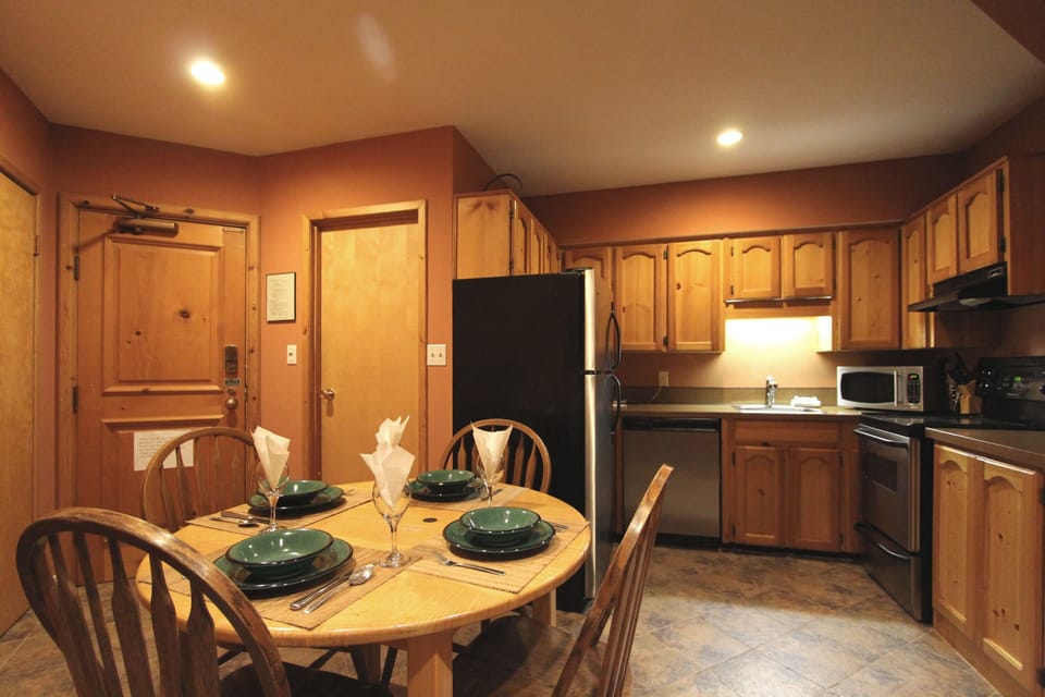 Standard Loft, 2 Bathrooms, Courtyard View | In-room dining