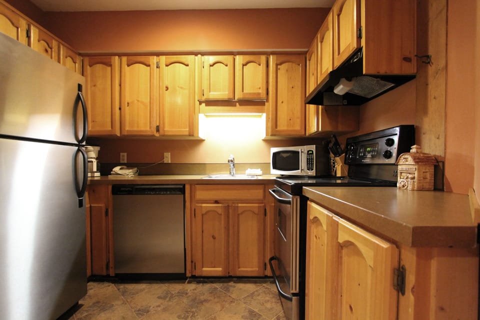 Standard Loft, 2 Bathrooms, Courtyard View | Private kitchen | Full-size fridge, microwave, oven, stovetop