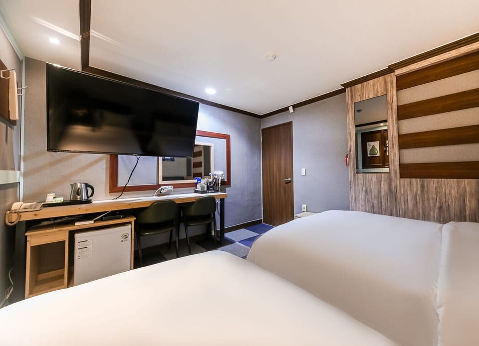 Twin Room | Desk, free WiFi