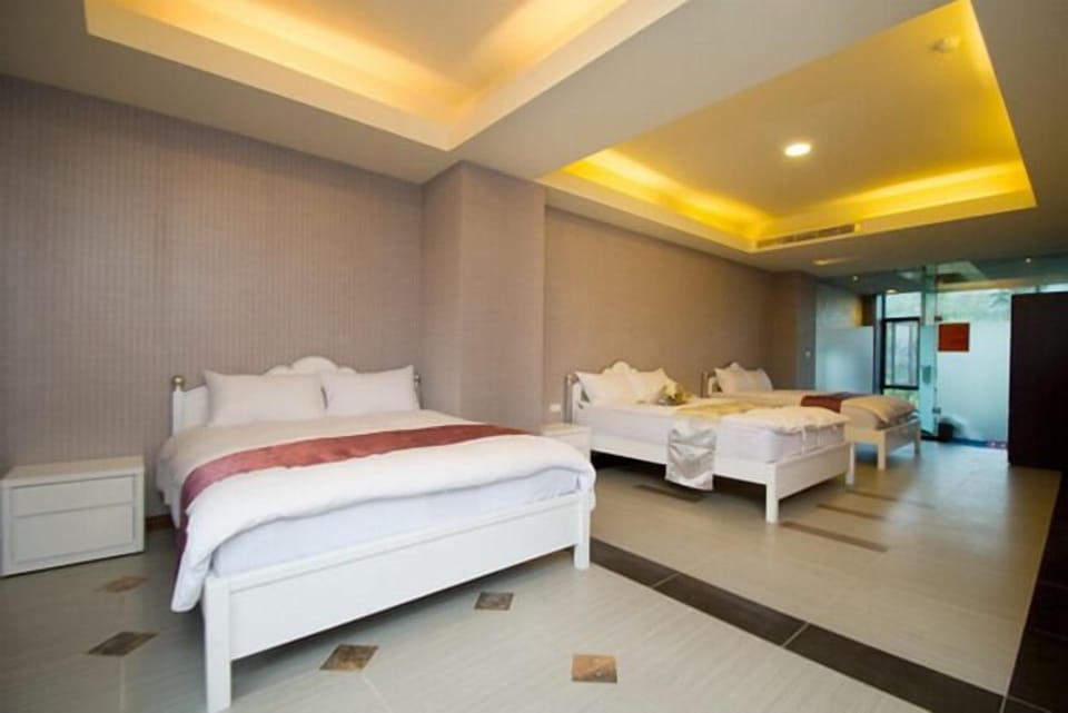 Family Room (Marster 10) | Desk, blackout drapes, free WiFi, bed sheets
