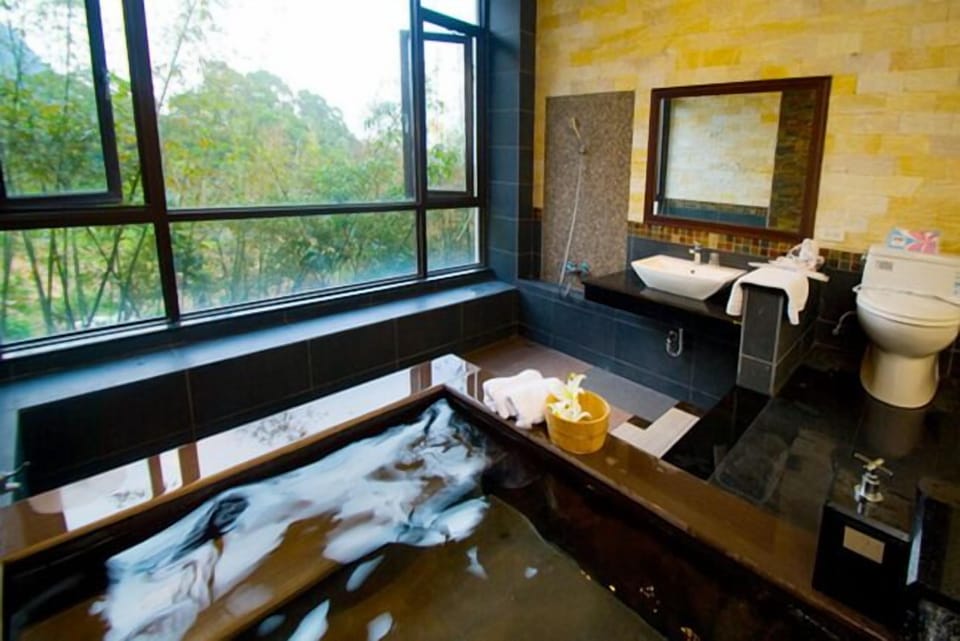 Family Room (Marster 10) | Bathroom | Combined shower/tub, rainfall showerhead, free toiletries, hair dryer