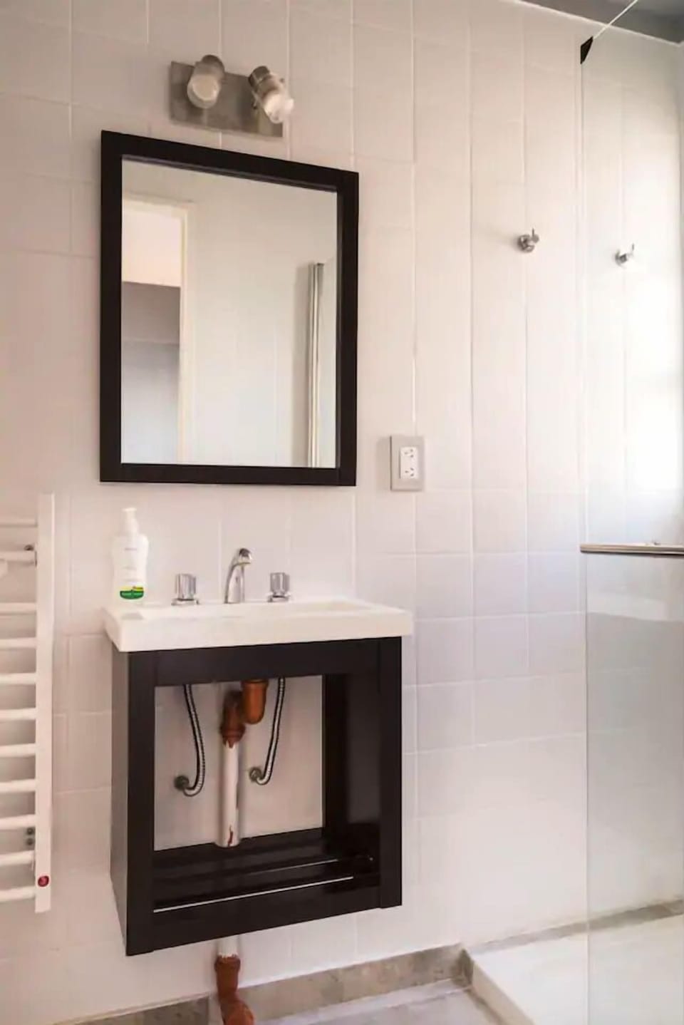 City Studio | Bathroom | Shower, hair dryer, bidet, towels