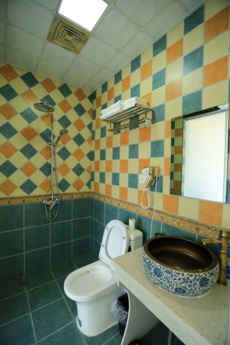 Premium Twin Room | Bathroom | Shower, rainfall showerhead, free toiletries, hair dryer