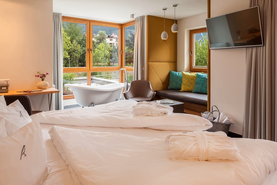Signature Suite, Balcony | Hypo-allergenic bedding, in-room safe, desk, laptop workspace