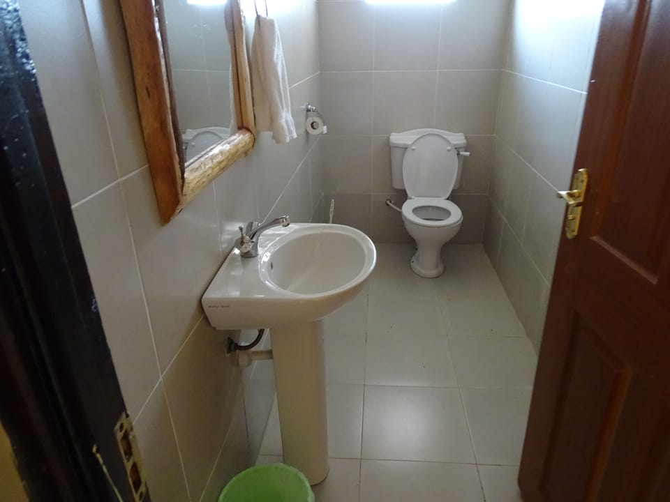 Shower, rainfall showerhead, free toiletries, slippers