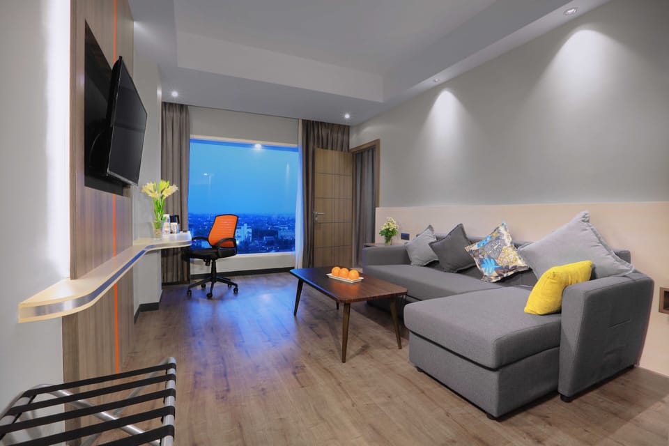 Suite | Living area | 42-inch flat-screen TV with satellite channels, TV