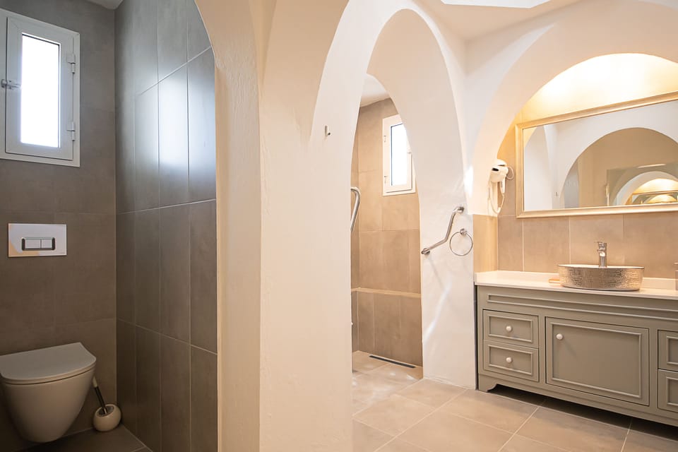 Deluxe Suite, Sea View | Bathroom | Shower, hydromassage showerhead, designer toiletries, hair dryer