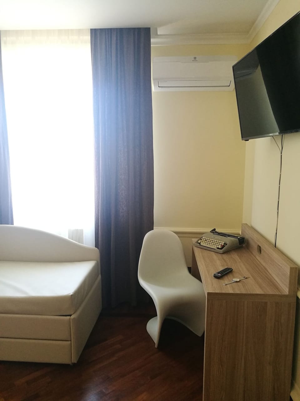 Deluxe Quadruple Room, Sea View | Minibar, individually decorated, individually furnished, desk