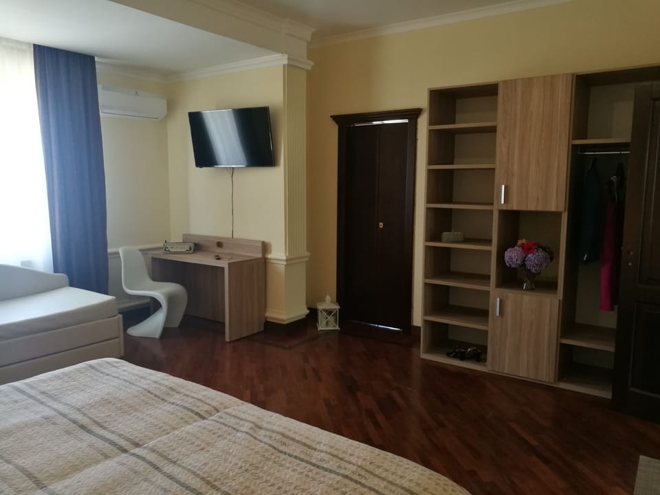 Luxury Room | Minibar, individually decorated, individually furnished, desk