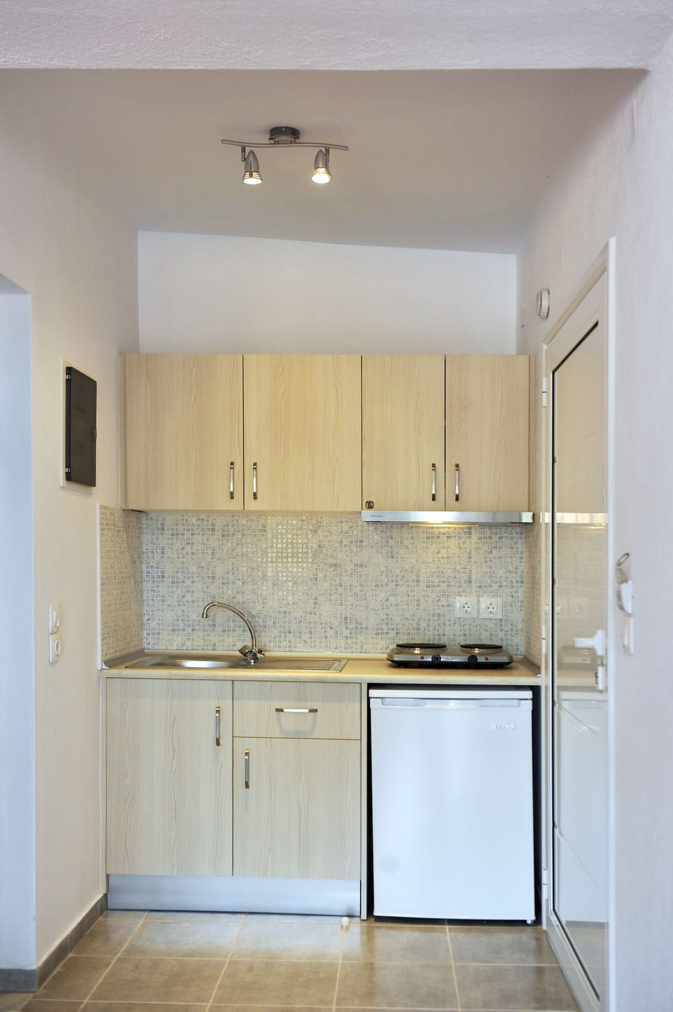 Superior Room | Private kitchen | Fridge, stovetop, electric kettle, cookware/dishes/utensils