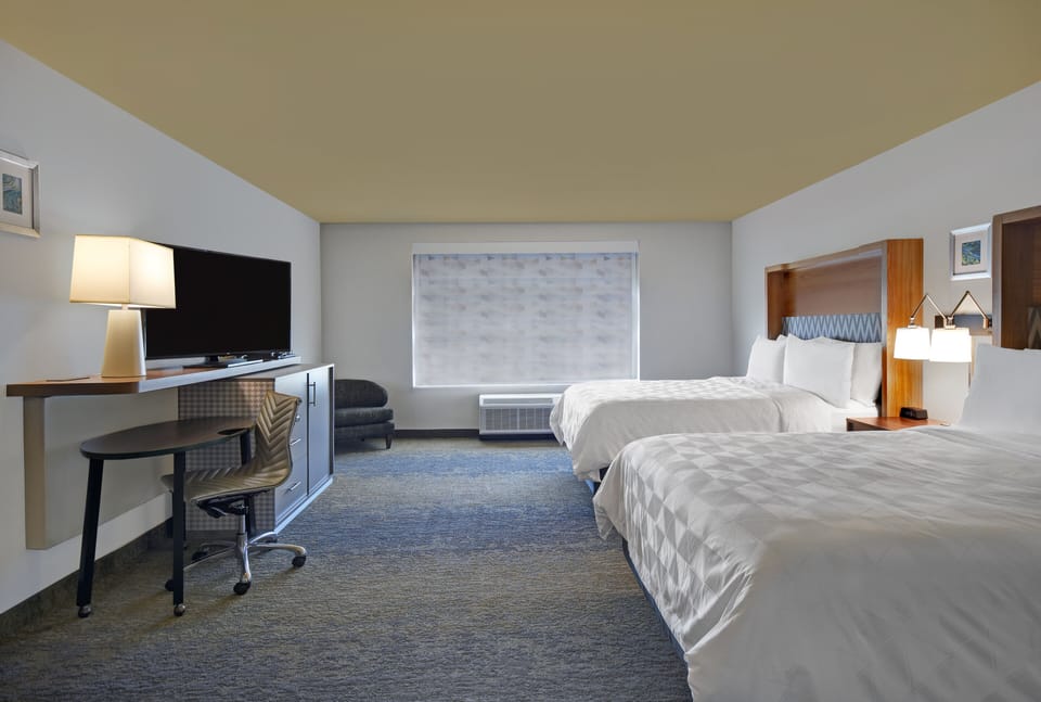 1 bedroom, hypo-allergenic bedding, desk, laptop workspace