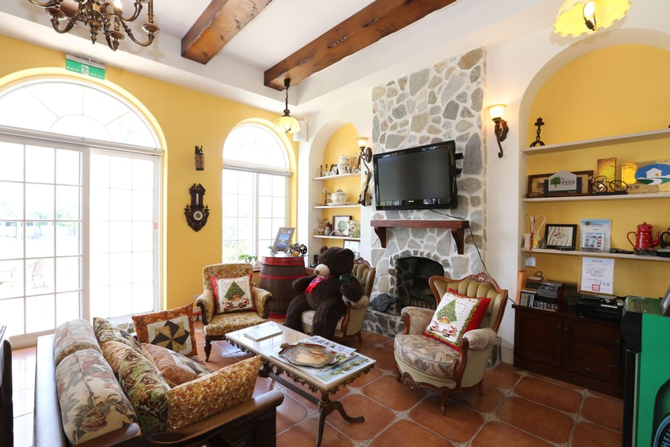 205 Double Room | Living area | LED TV