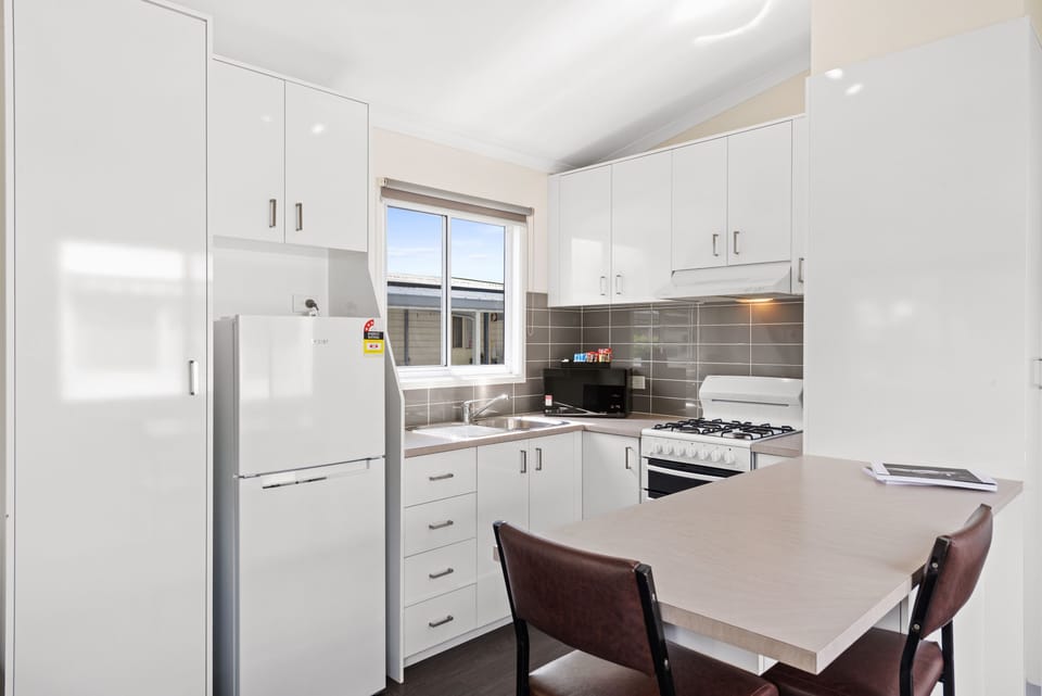 Deluxe 1 Bedroom Cabin | Private kitchen | Microwave, stovetop, coffee/tea maker, electric kettle