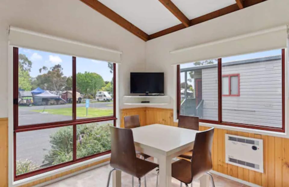 Standard 1 Bedroom Cabin - Sleeps 2 | In-room dining